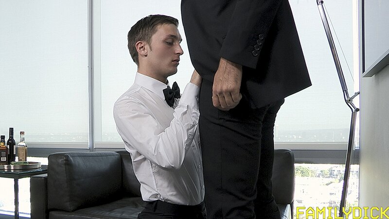 Harlen Quindel bends for Bill Farnsworth's rough bareback curing cold feet