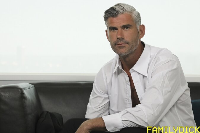 Harlen Quindel bends for Bill Farnsworth's rough bareback curing cold feet