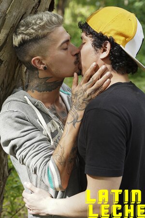 Curly Freddy pokes ass for bearded Kendro's chain-pounding reserve romp