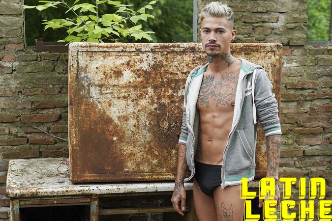 Curly Freddy pokes ass for bearded Kendro's chain-pounding reserve romp