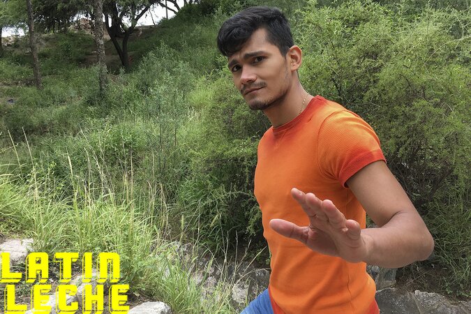 Street-scouted Josue kisses uncut cock in park-to-apartment cash flip