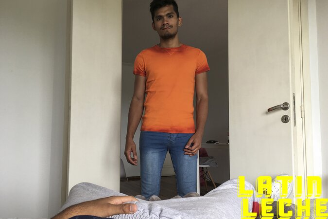 Street-scouted Josue kisses uncut cock in park-to-apartment cash flip