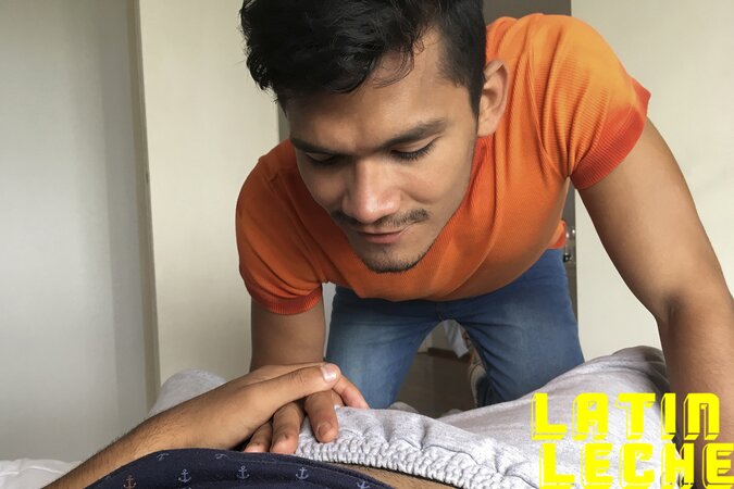 Street-scouted Josue kisses uncut cock in park-to-apartment cash flip