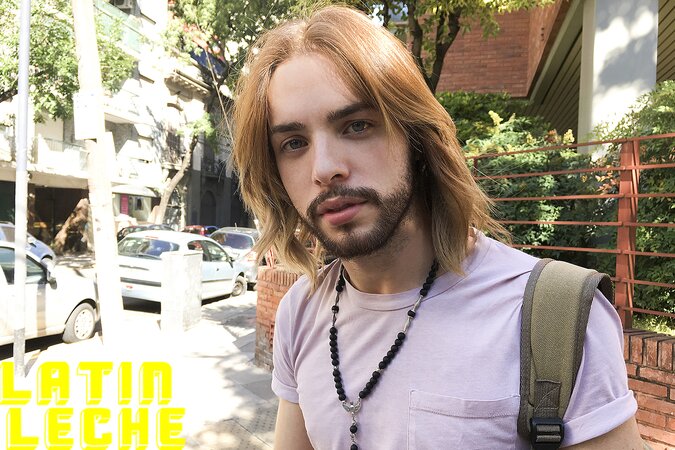 Grunge-look Felix gags on Homa's uncut cock for guitar lesson cash