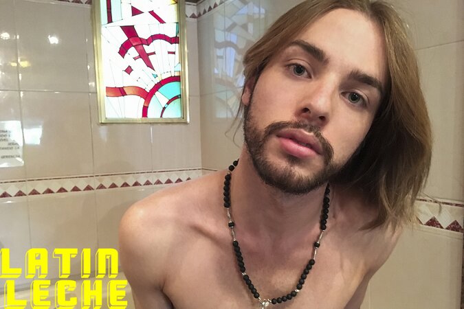 Grunge-look Felix gags on Homa's uncut cock for guitar lesson cash