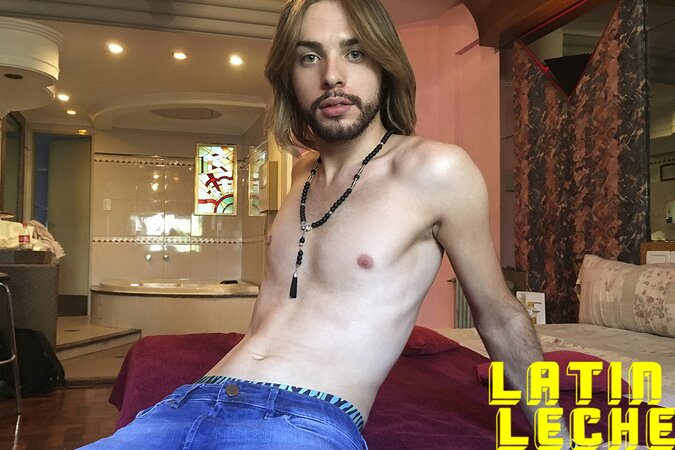 Grunge-look Felix gags on Homa's uncut cock for guitar lesson cash