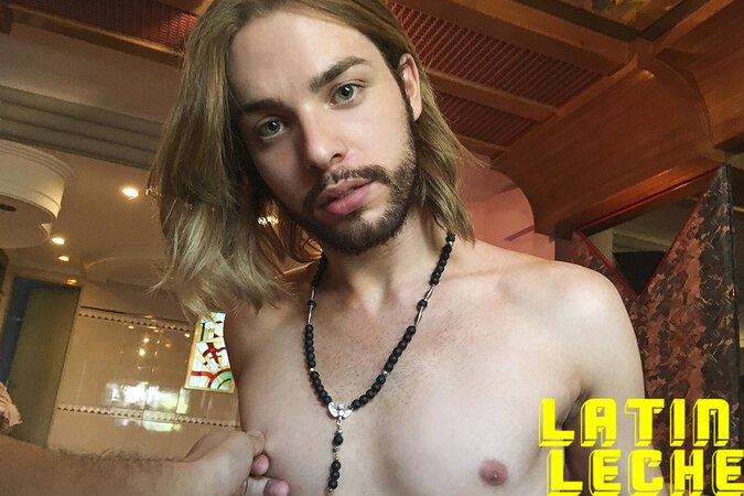 Grunge-look Felix gags on Homa's uncut cock for guitar lesson cash