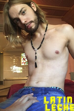 Grunge-look Felix gags on Homa's uncut cock for guitar lesson cash