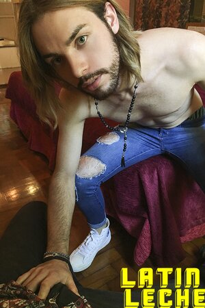 Grunge-look Felix gags on Homa's uncut cock for guitar lesson cash