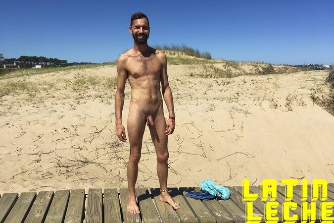 Alexis sucks Mauri’s cock on the beach