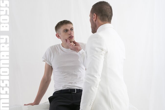 Mason Dean deepthroats Jesse Zeppelin’s thick cock