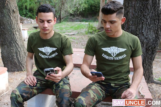 Felix Harris fucks Felix Bonnet’s tight ass bareback