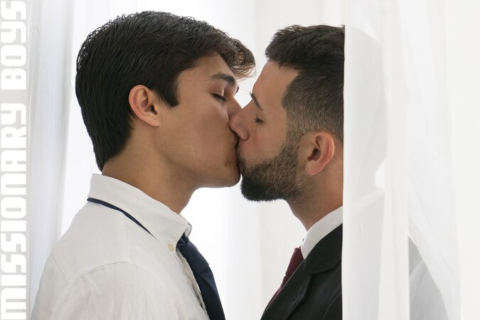 Argos moans as Jason Wolf fucks him bareback