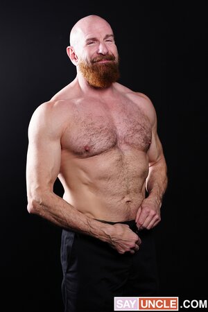 Skylar Finchh deepthroats Mick Weston in the temple