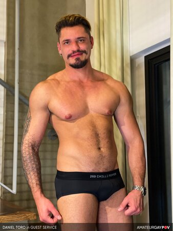 Host Daniel Toro welcomes Manuel Skye with deep Brazilian breeding