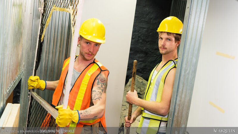 Construction buds Benjamin Blue and Colt Spence fuck the gloryhole