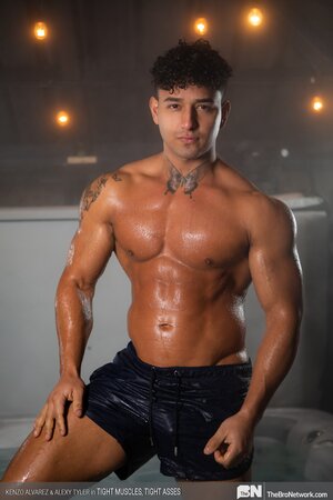 Kenzo Alvarez breeds sore ski buddy Alexy Tyler in hot tub