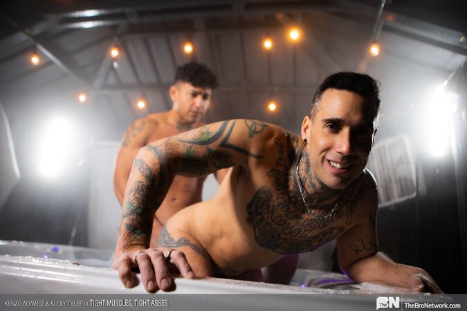 Kenzo Alvarez breeds sore ski buddy Alexy Tyler in hot tub