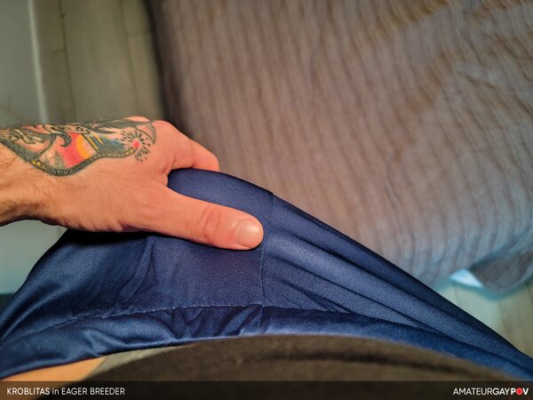 Roommate Kroblitas begs for deep creampie before date