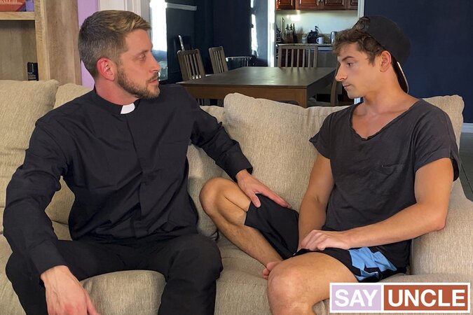 Priest Johnny Ford barebacks twink Taylor Reign in St. Patrick's taboo booth