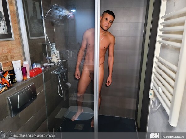 Rudalo kneels for thick cock after shower door invitation ruse