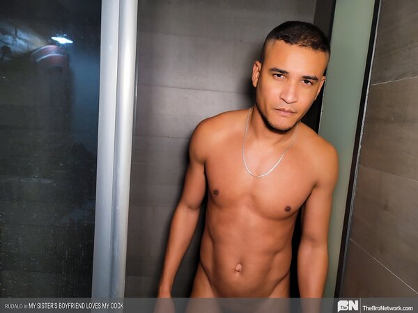 Rudalo kneels for thick cock after shower door invitation ruse