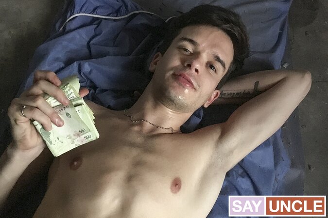 Amateur gay 4 pay hunk delivers deep throat action