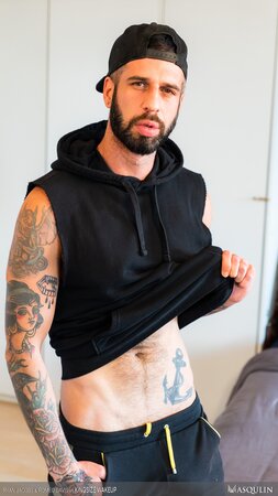 Ryan Jacobs wakes king-size Romeo Davis with monster uncut cock suck