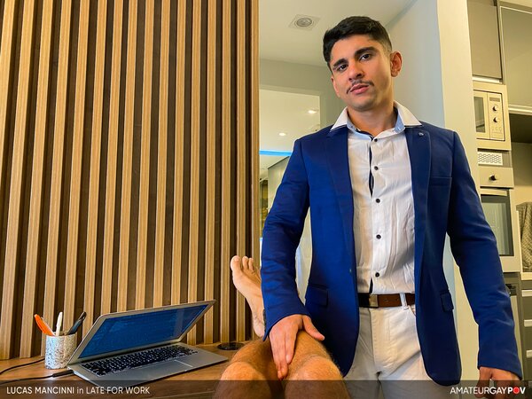 Lucas Mancinni gets facial cumshot to release work tension