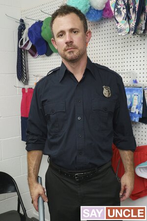 Jesse Zeppelin face fucks Ryland Kingsman in security office deal