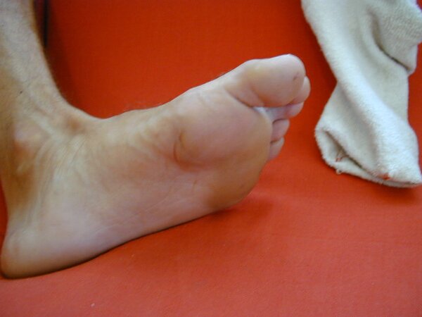 Big southern Frederick shows off size 14 feet and socks