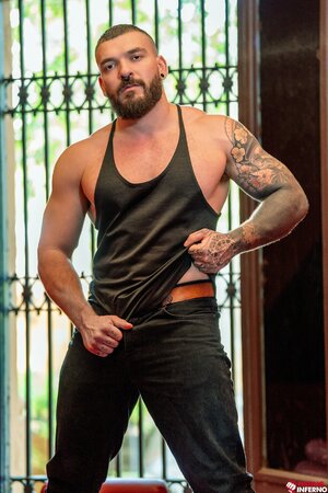 Kinkoer takes Mateo Tomas fist deep in jockstrap