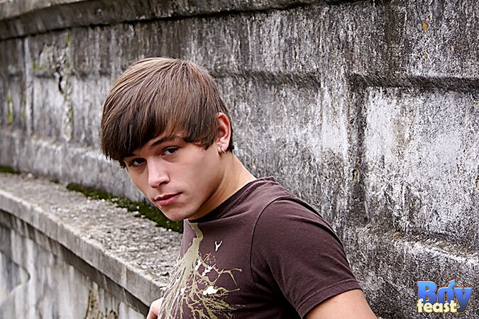 Ashton poses nude in park for natural light twink shots