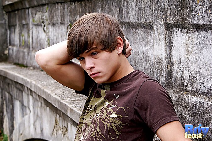 Ashton poses nude in park for natural light twink shots