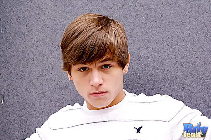 Ashton poses nude in park for natural light twink shots