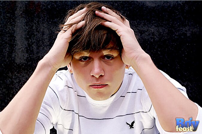 Ashton poses nude in park for natural light twink shots