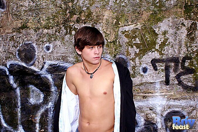 Ashton poses nude in park for natural light twink shots