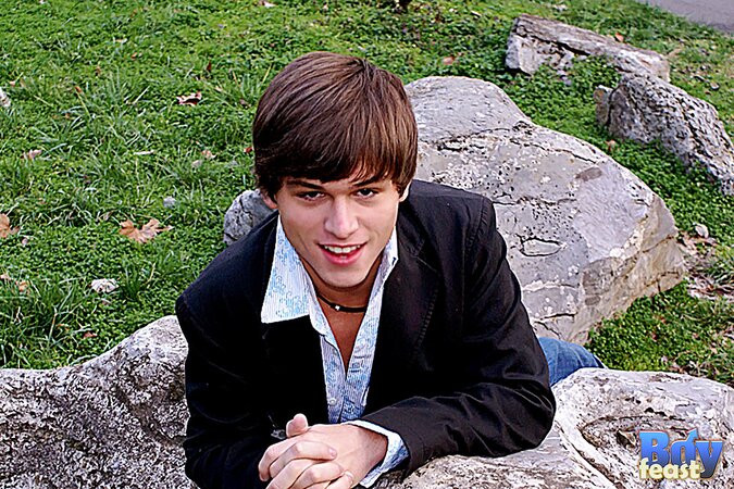 Ashton poses nude in park for natural light twink shots