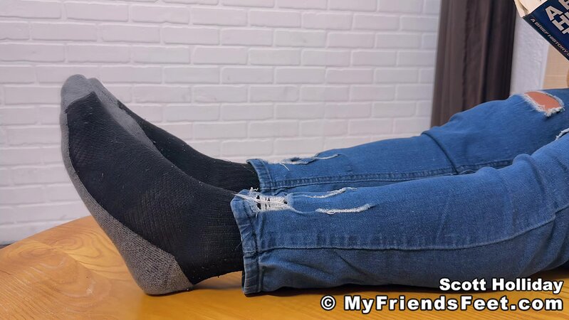 Scott Holliday peels socks off and shows sexy soles