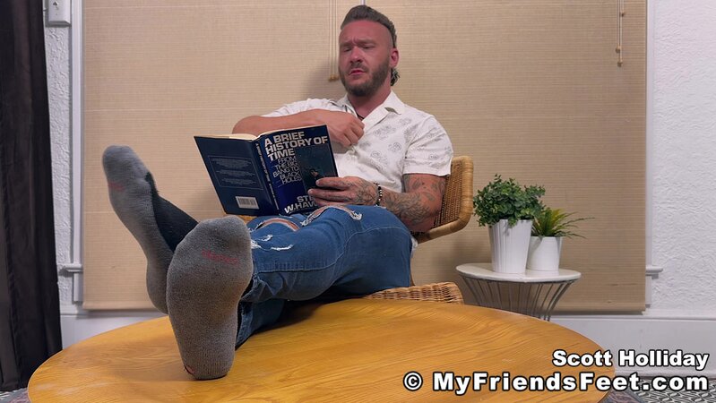 Scott Holliday peels socks off and shows sexy soles