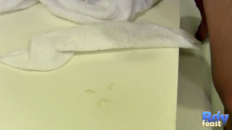 Dakota White soaks tub then jerks twink load