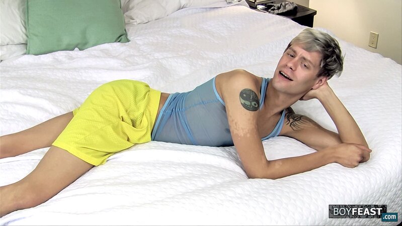 Tully Jakeson aims for self-facial solo cum shot