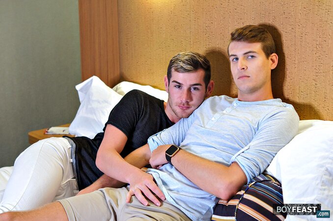 Dustin Romaine barebacks Mason Vaugn in quick hotel fuck