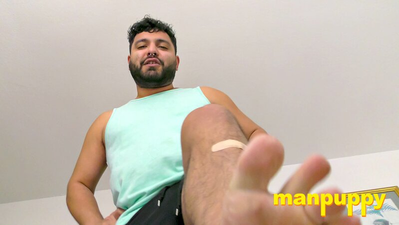 Chubby robber Demetri Silver exposes perfect feet