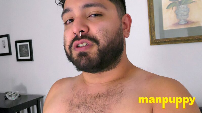 Chubby robber Demetri Silver exposes perfect feet