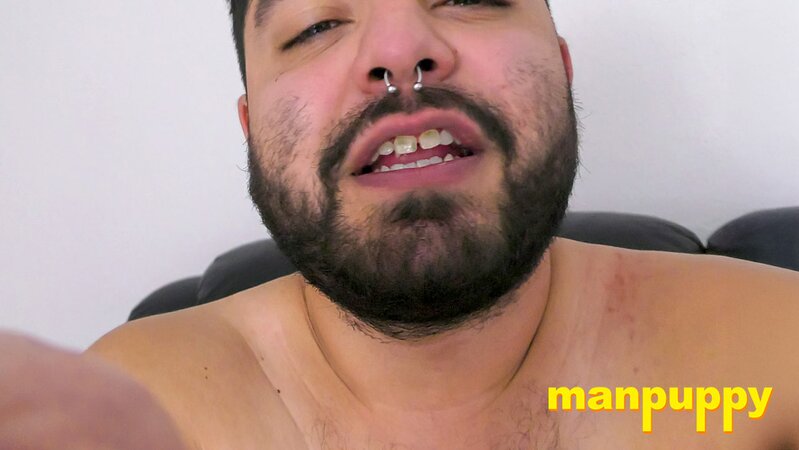 Chubby robber Demetri Silver exposes perfect feet