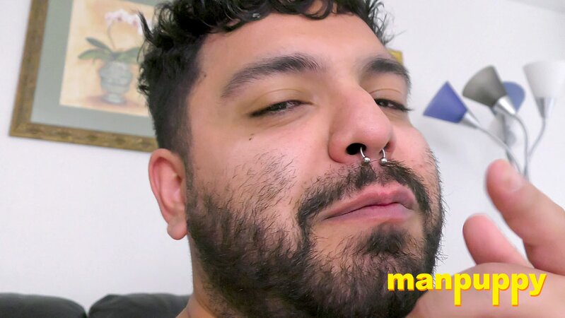 Chubby robber Demetri Silver exposes perfect feet