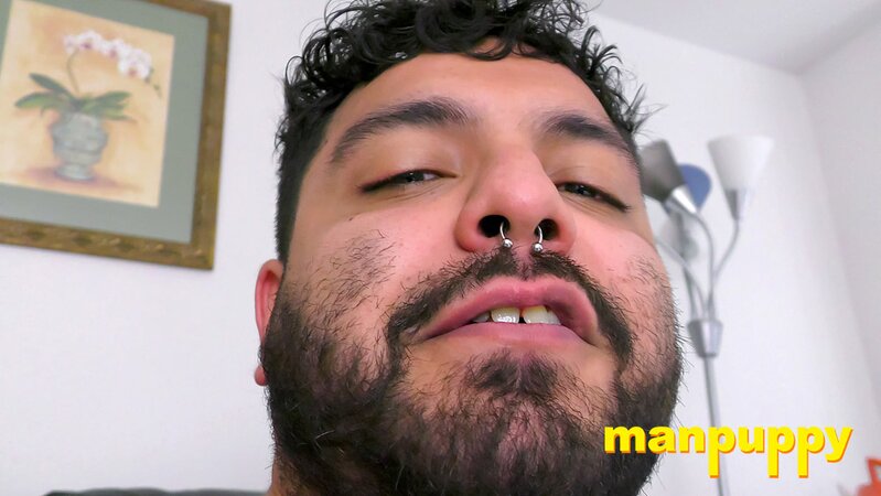 Chubby robber Demetri Silver exposes perfect feet