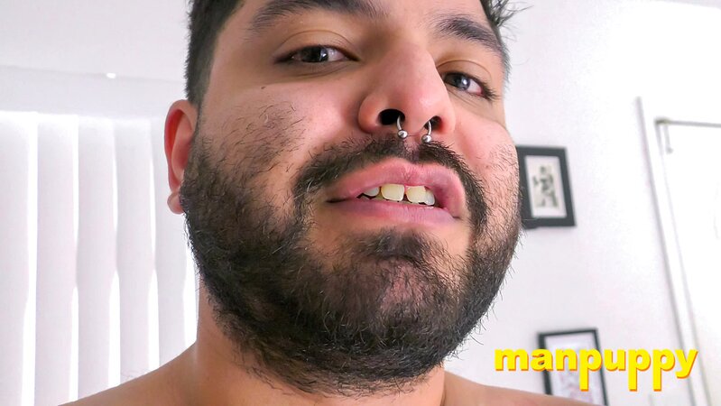 Chubby robber Demetri Silver exposes perfect feet