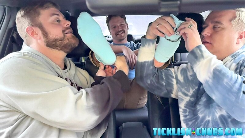 Loborud gets airport ride with sweaty double-sock foot worship